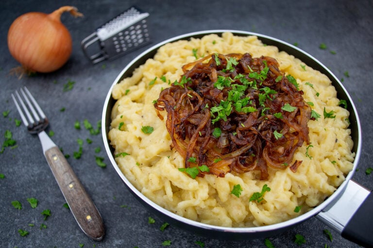 Käsespätzle mit karamellisierten Zwiebeln | Crane Cuisine