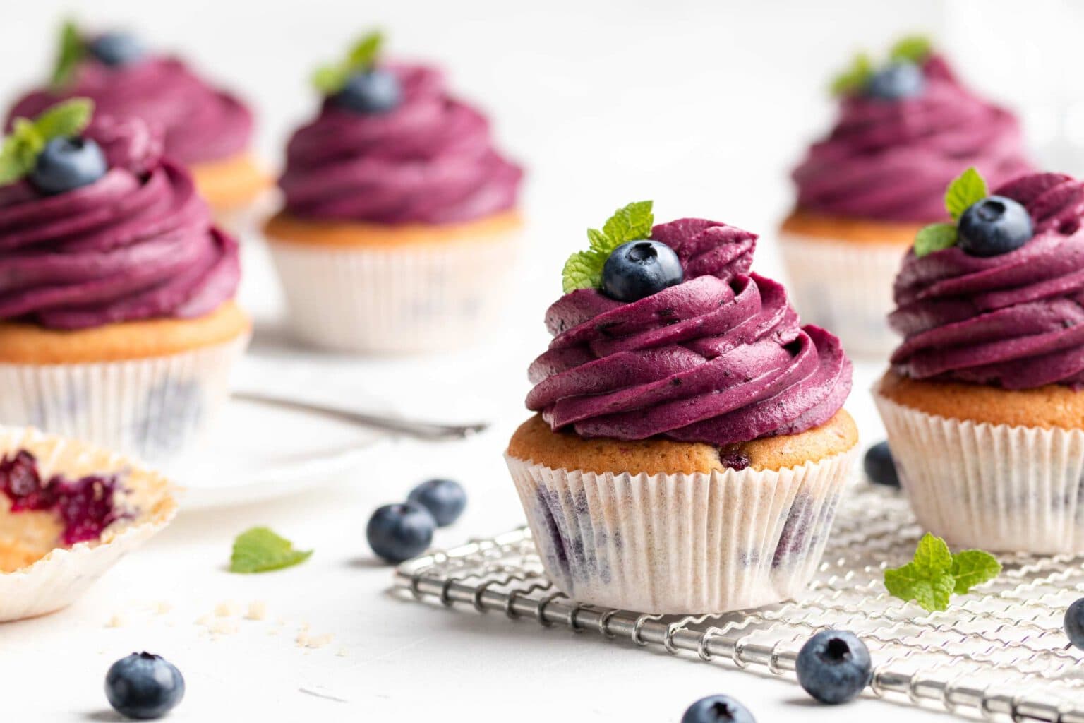 Saftige Blaubeer-Cupcakes mit Frischkäse-Frosting