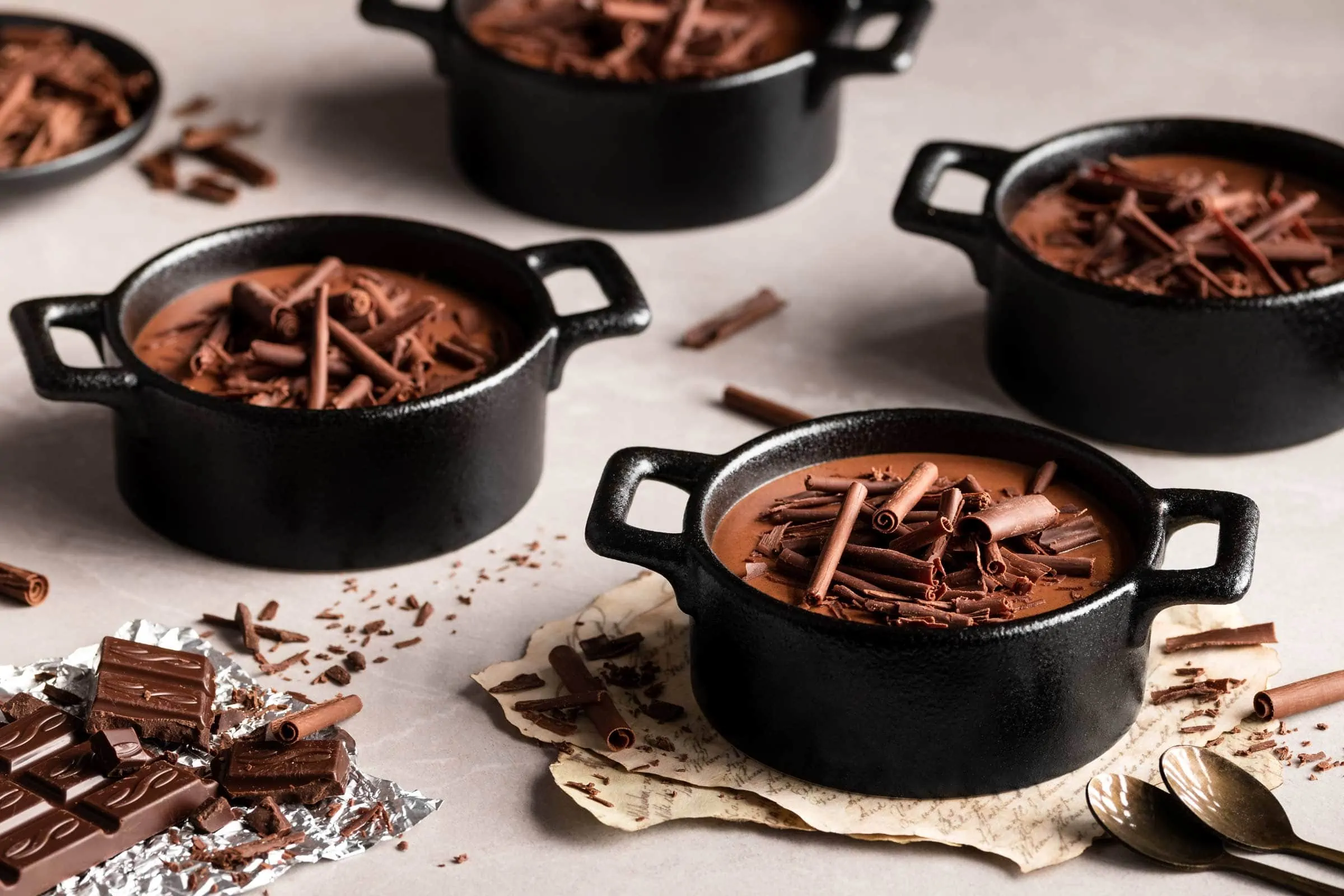 Mousse au Chocolat ohne Ei, aus nur zwei Zutaten garniert mit zarten Schokoladenröllchen.