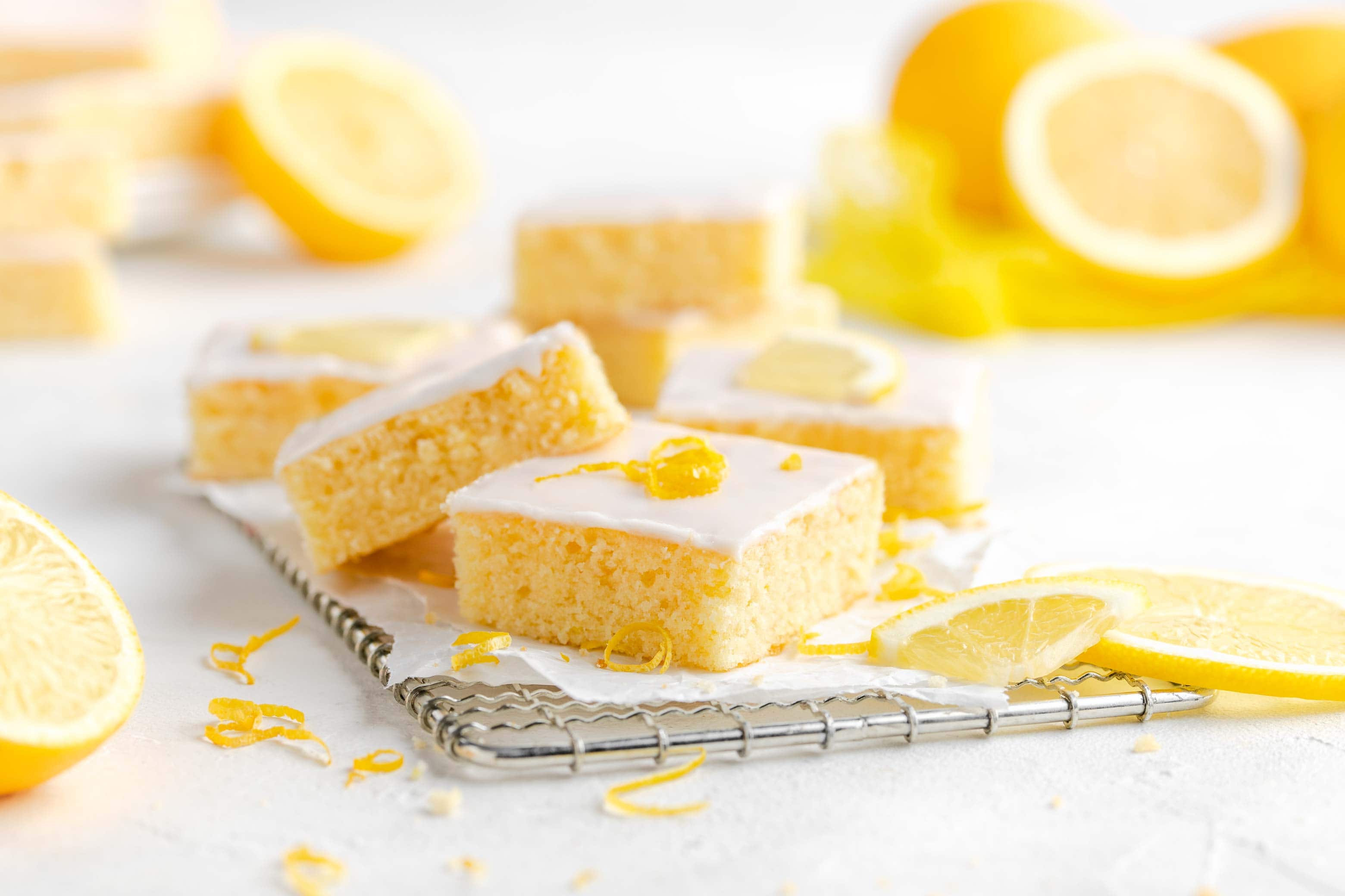 Saftiger Zitronen-Buttermilchkuchen vom Blech mit einer Glasur aus Zuckerguss.