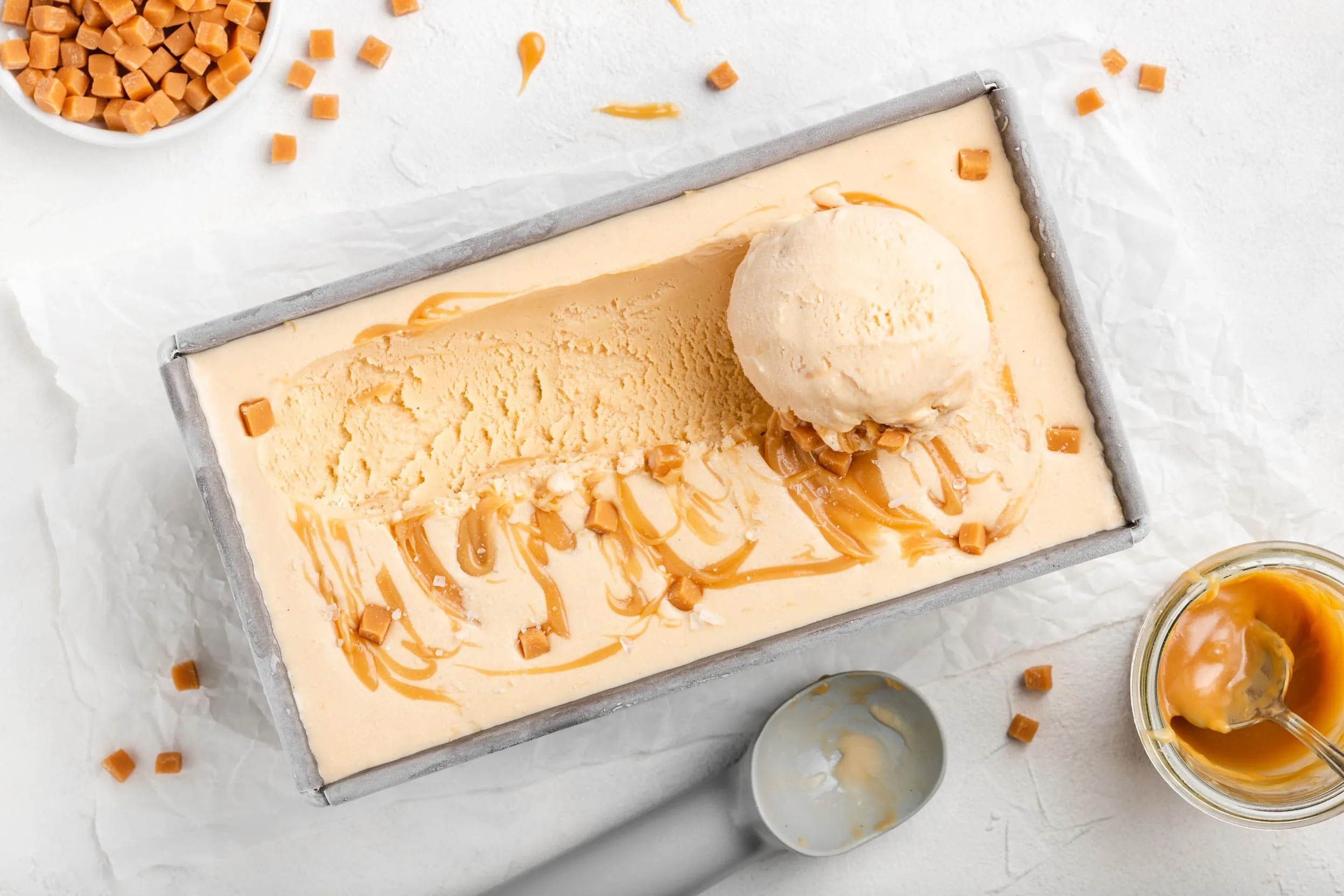 Salted Caramel Eis mit einer selbstgemachten Karamellsauce in einer rechteckigen Form.