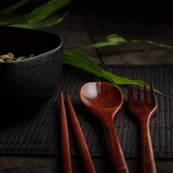 Eine Holzgabel, ein Holzlöffel und ein paar Essstäbchen aus dem asiatischem Besteck-Set.