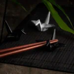 Japanische Essstäbchenhalter in schwarz und weiß in der Form von Origami-Kranichen.