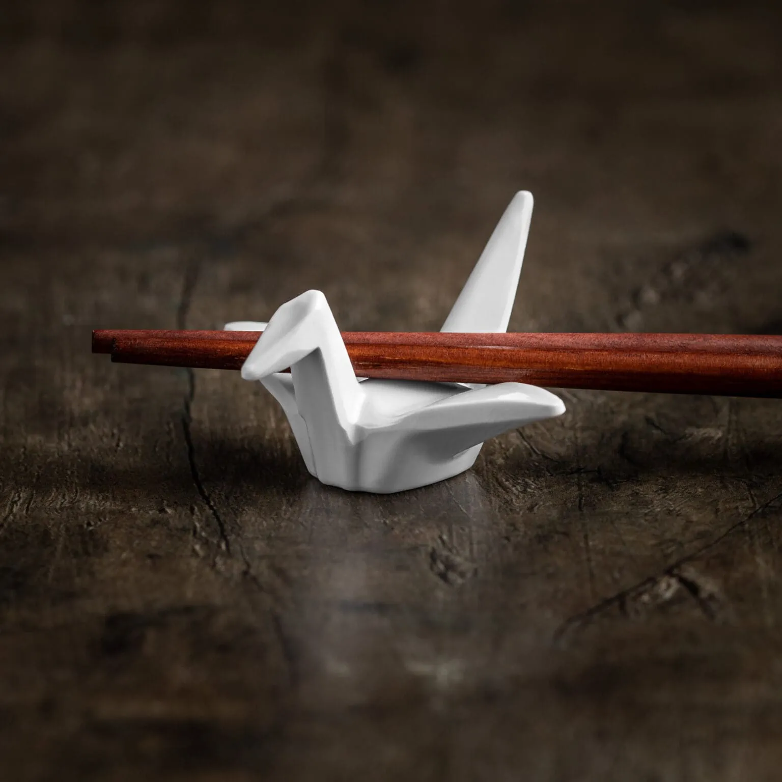 Ein weißer Hashioki Essstäbchenhalter in der Form des kulturellen Origami-Kranich.