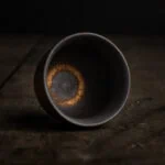 Die Innenseite der mit einer goldschimmernden Metallglasur überzogenen, japanischen Teetasse.