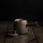 Eine japanische, handgefertigte Einhand-Teekanne aus Keramik mit passendem Deckel.