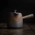 Traditionelle japanische Einhand-Teekanne, auch Kyusu genannt, mit einer hochwertigen Glasur.