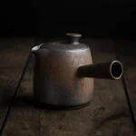 Eine traditionelle japanische Teekanne Kyusu mit Seitengriff aus Keramik.