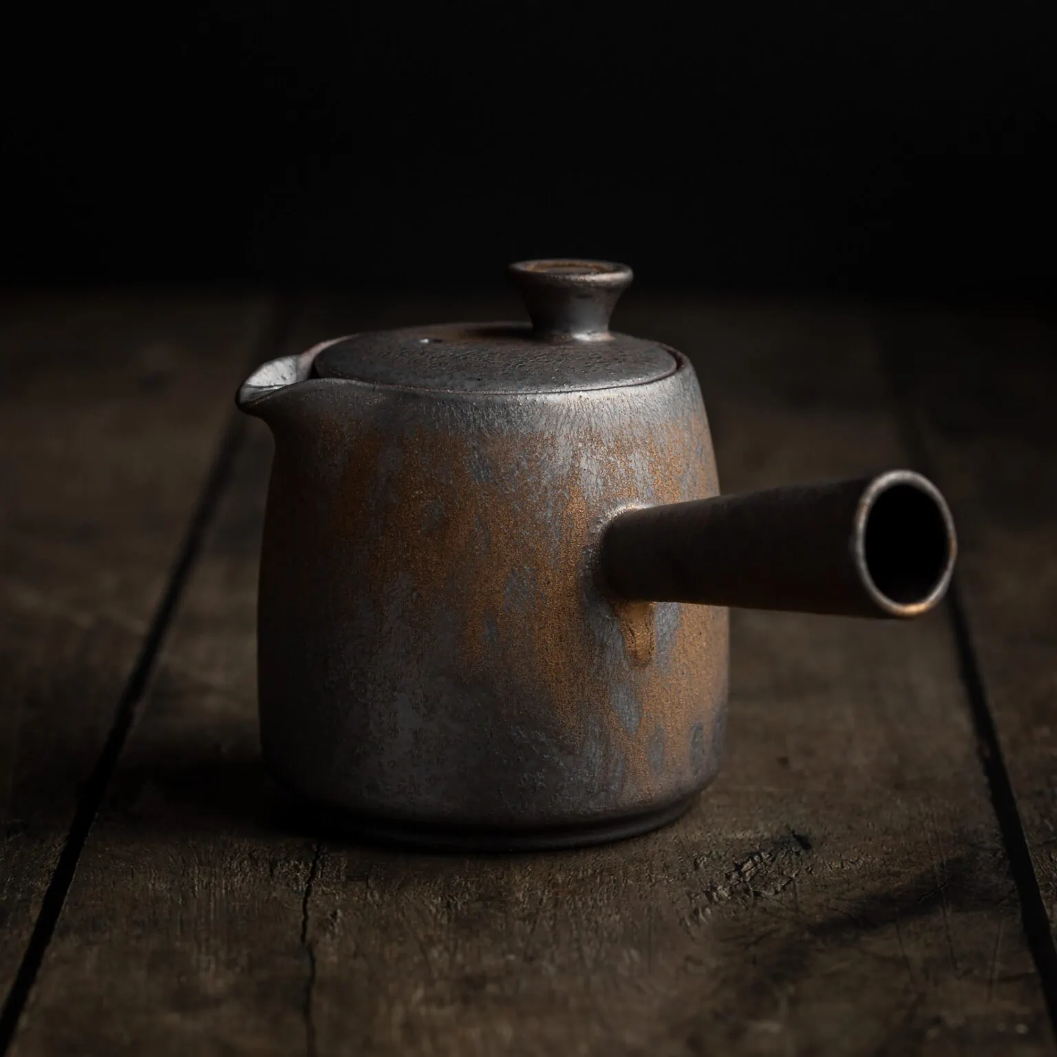 Eine traditionelle japanische Teekanne Kyusu mit Seitengriff aus Keramik.