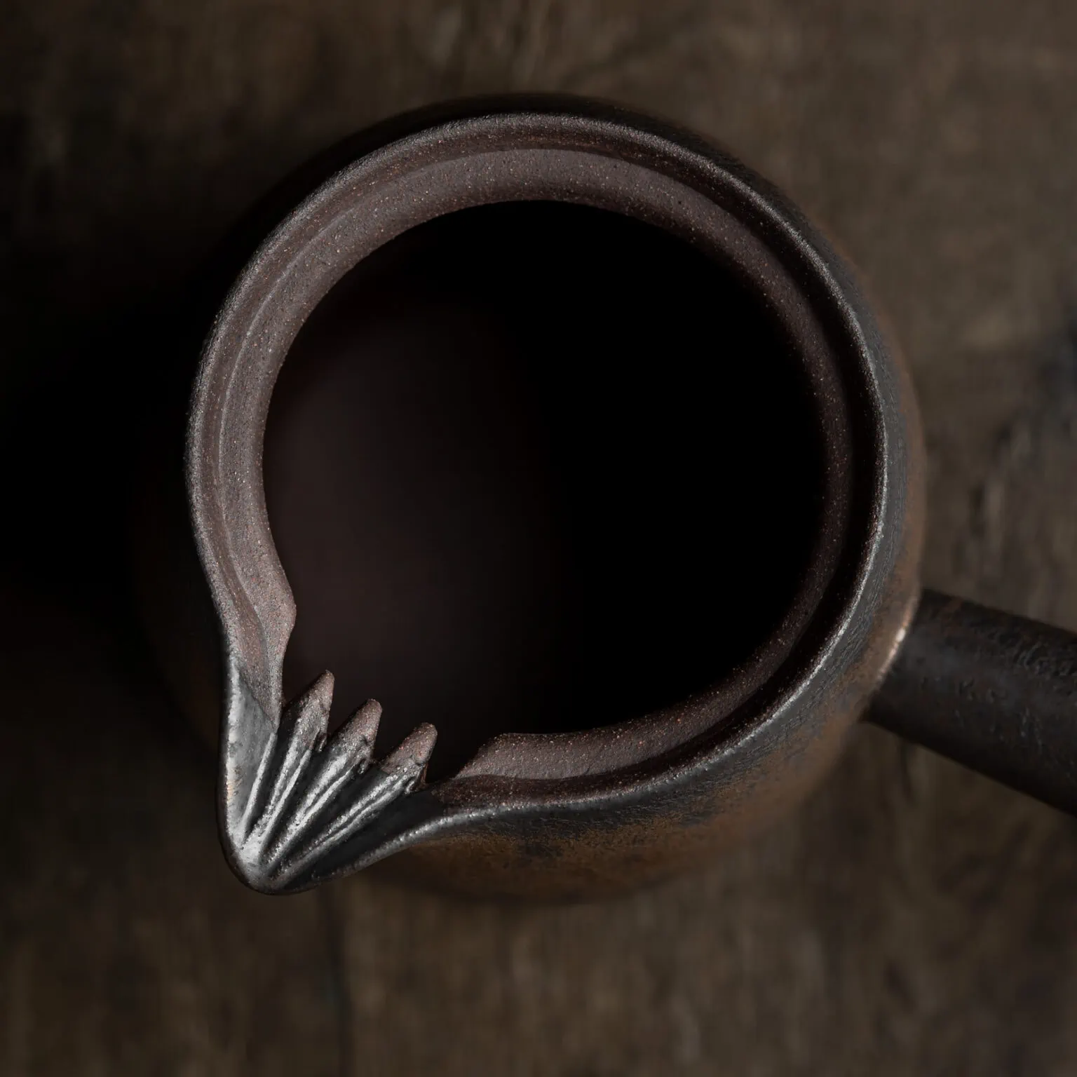 Detailaufnahme des integrierten Teesiebs von der Kyusu Teekanne mit Seitengriff.