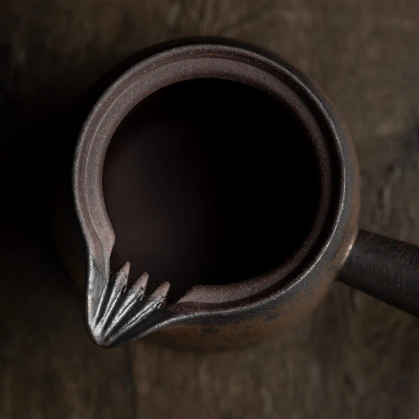 Detailaufnahme des integrierten Teesiebs von der Kyusu Teekanne mit Seitengriff.