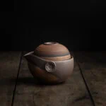 Runde Teekanne mit Tasse im chinesischen Stil, auch Gaiwan genannt, aus hochwertiger Keramik.