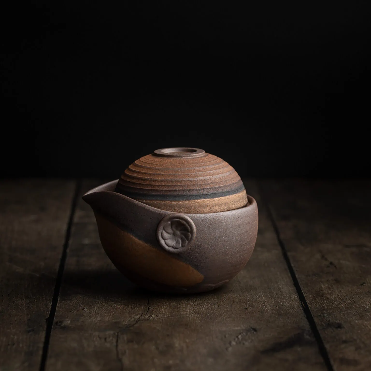 Runde Teekanne mit Tasse im chinesischen Stil, auch Gaiwan genannt, aus hochwertiger Keramik.