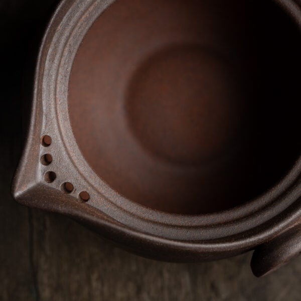 Integriertes Teesieb der handgefertigten Gaiwan Teekanne aus Keramik.