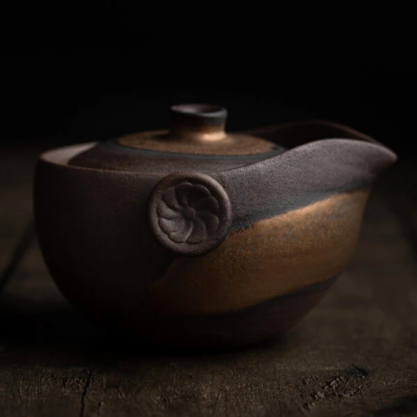 Traditionelle Gaiwan Tekanne in der Farbe braun-gold aus handgefertigter Keramik.