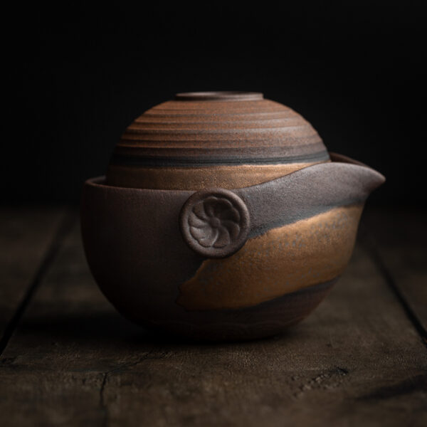 Traditionelles Gaiwan-Set aus Keramik bestehend aus einer Teekanne mit Tasse.