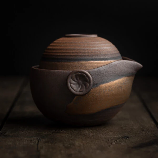Traditionelles Gaiwan-Set aus Keramik bestehend aus einer Teekanne mit Tasse.