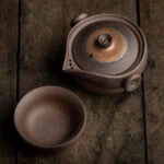 Das handgefertigte Gaiwan-Set von oben. Neben der Teekanne steht die dazugehörige Teetasse.