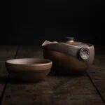 Chinesischer Gaiwan aus handgefertigter Keramik: Ein Set bestehend aus einer Teetasse und einer Kanne.