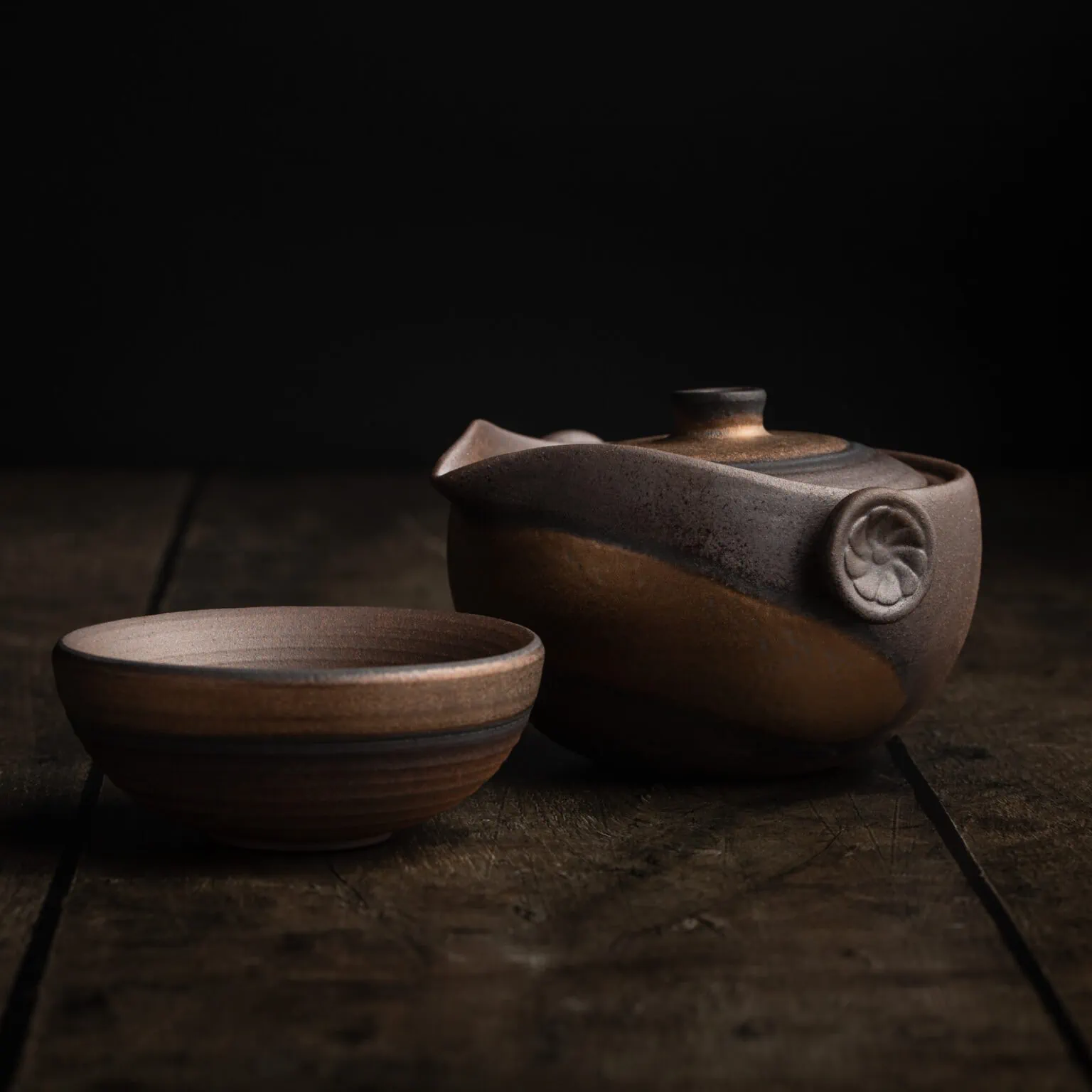 Chinesischer Gaiwan aus handgefertigter Keramik: Ein Set bestehend aus einer Teetasse und einer Kanne.