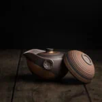 Handgefertigtes, traditionelles Gaiwan-Set aus einer Teekanne mit Tasse in der Farbe braun-gold.