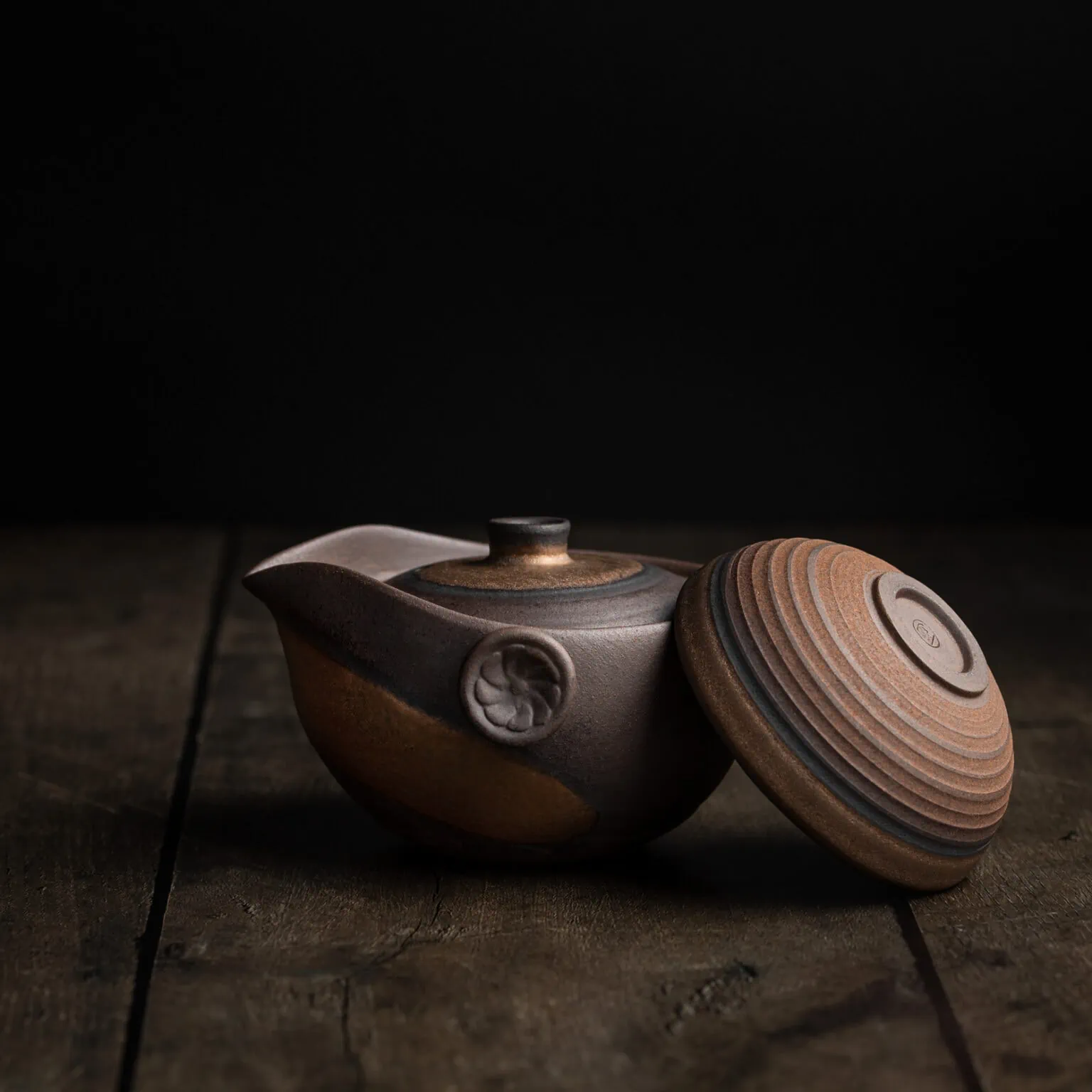 Handgefertigtes, traditionelles Gaiwan-Set aus einer Teekanne mit Tasse in der Farbe braun-gold.