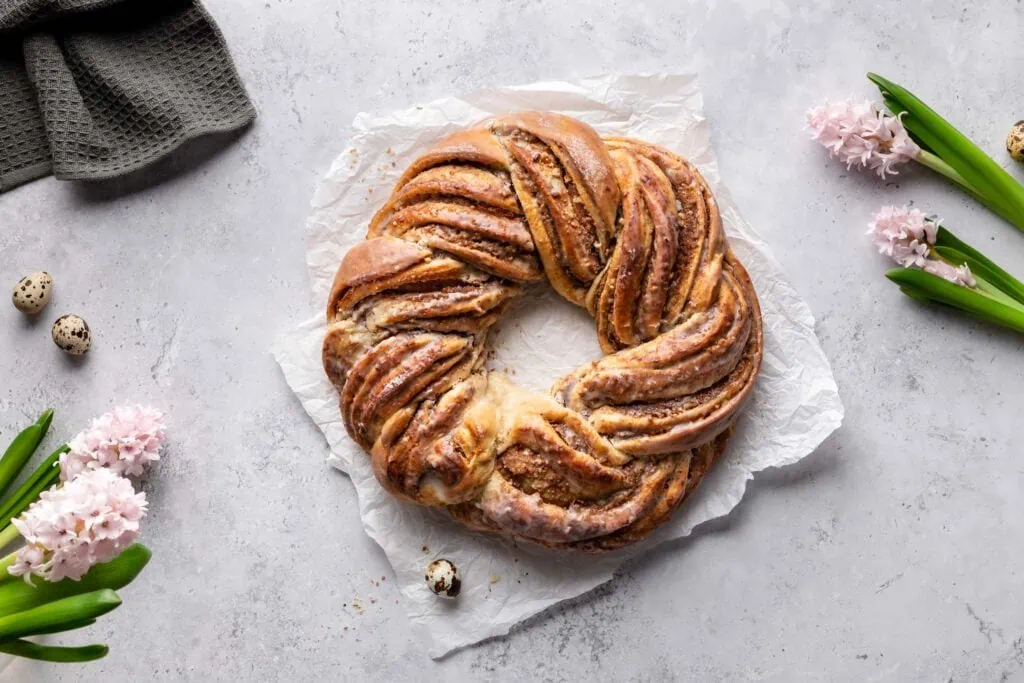 Im letzten Schritt vom Rezept wird der saftige Hefezopf mit Marzipan-Nuss-Füllung gebacken und mit Zuckerguss bestrichen.