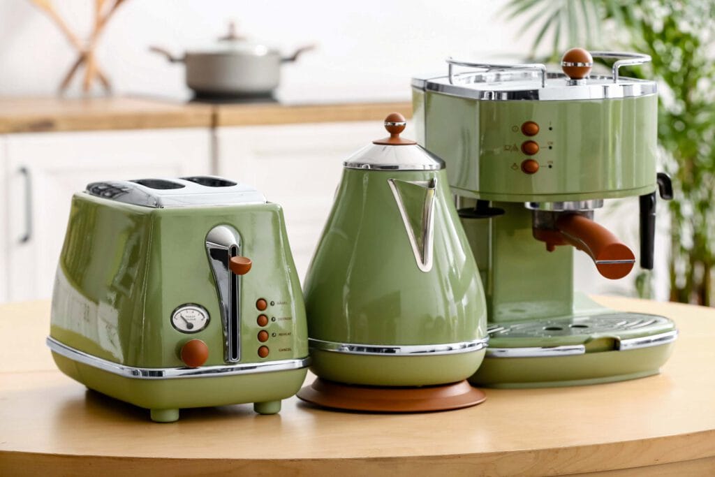 Drei der Top-10 Küchengeräte in der Farbe grün, ein Toaster, eine Kaffeemaschine und ein Wasserkocher, im schicken Retro-Design.