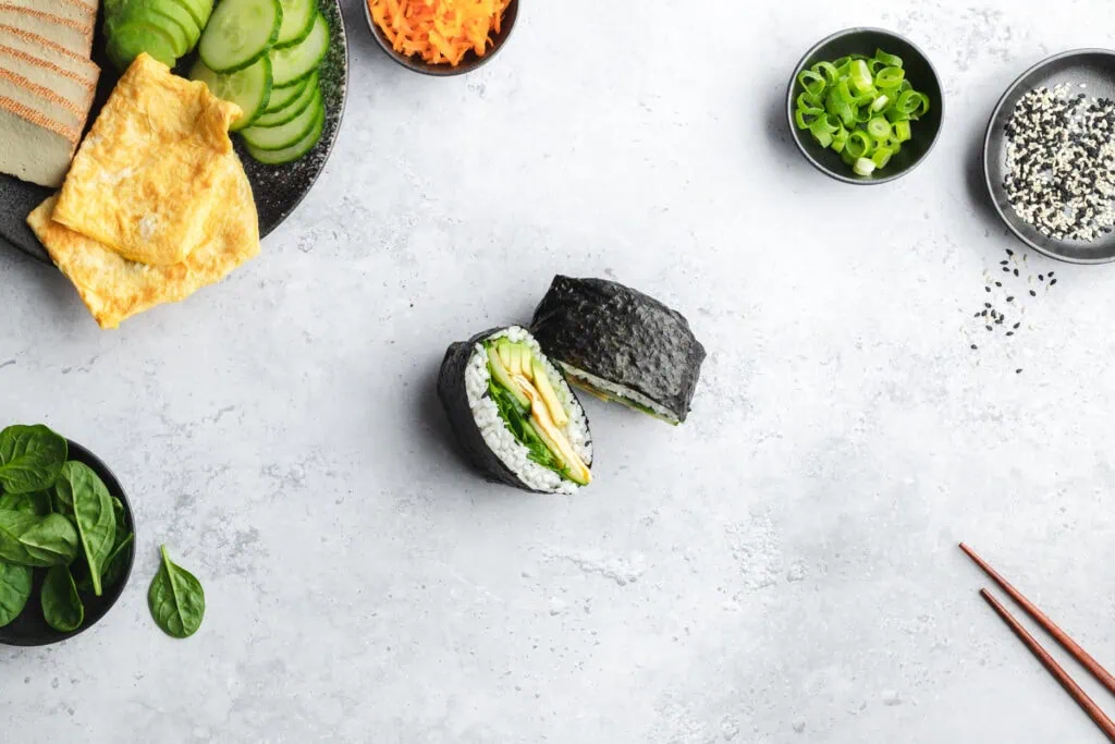 Im letzten Zubereitungsschritt wird das Sushi Sandwich halbiert und serviert.