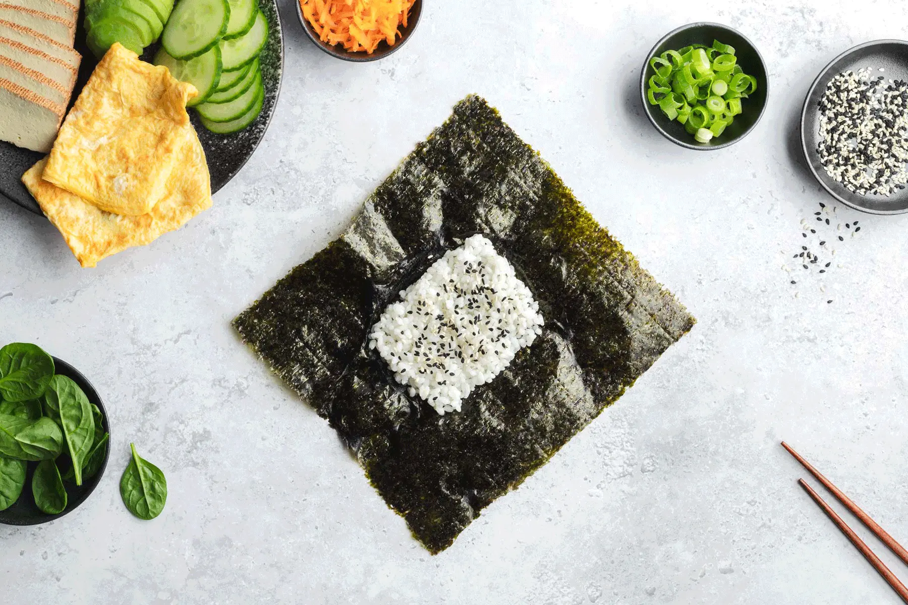 Im dritten Schritt wird das Onigirazu mit Zutaten, wie Avocado, Omlette und Spinat gefüllt.