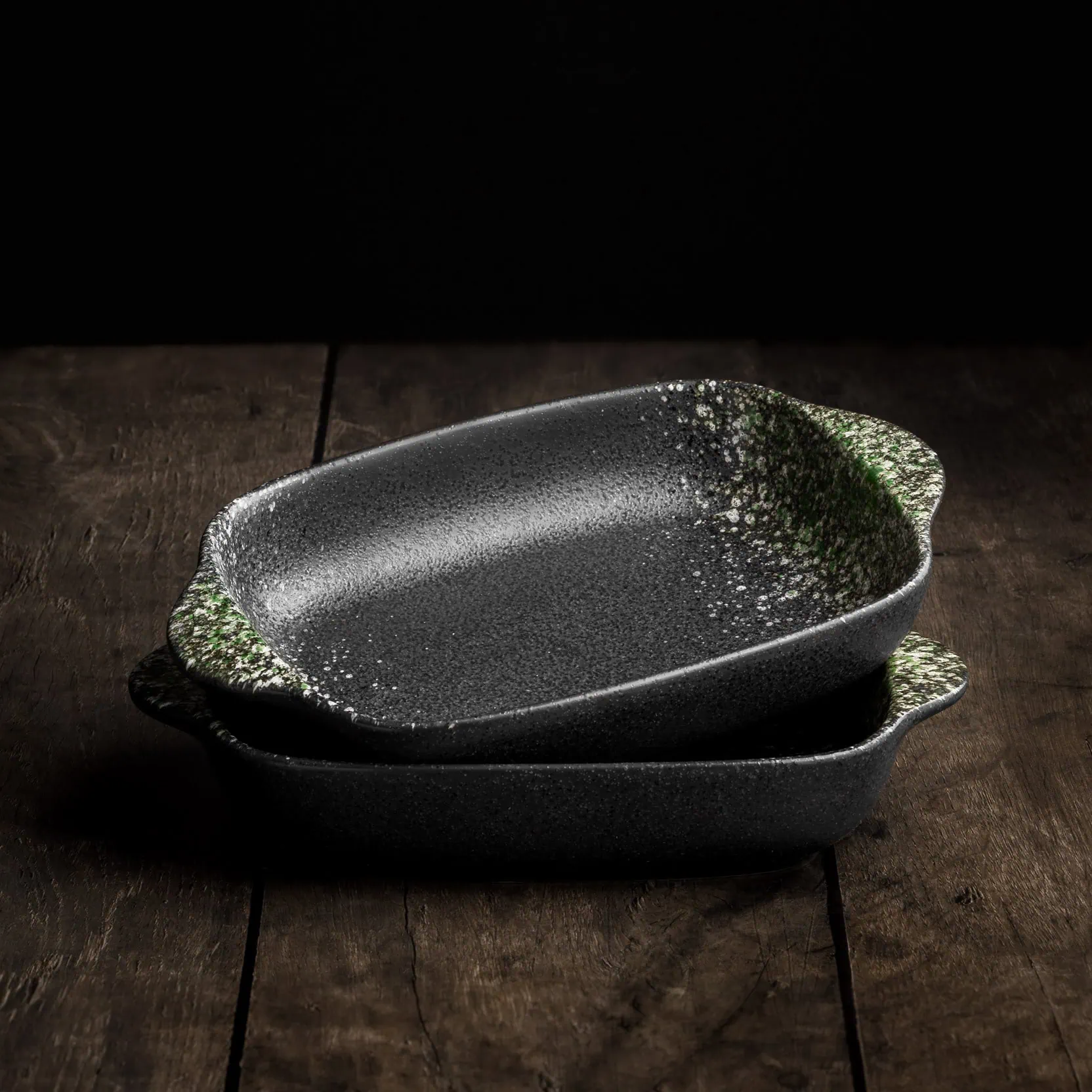 Zwei ofenfeste Mini-Auflaufformen aus Keramik, perfekt für kleine Gerichte und Single-Haushalte.