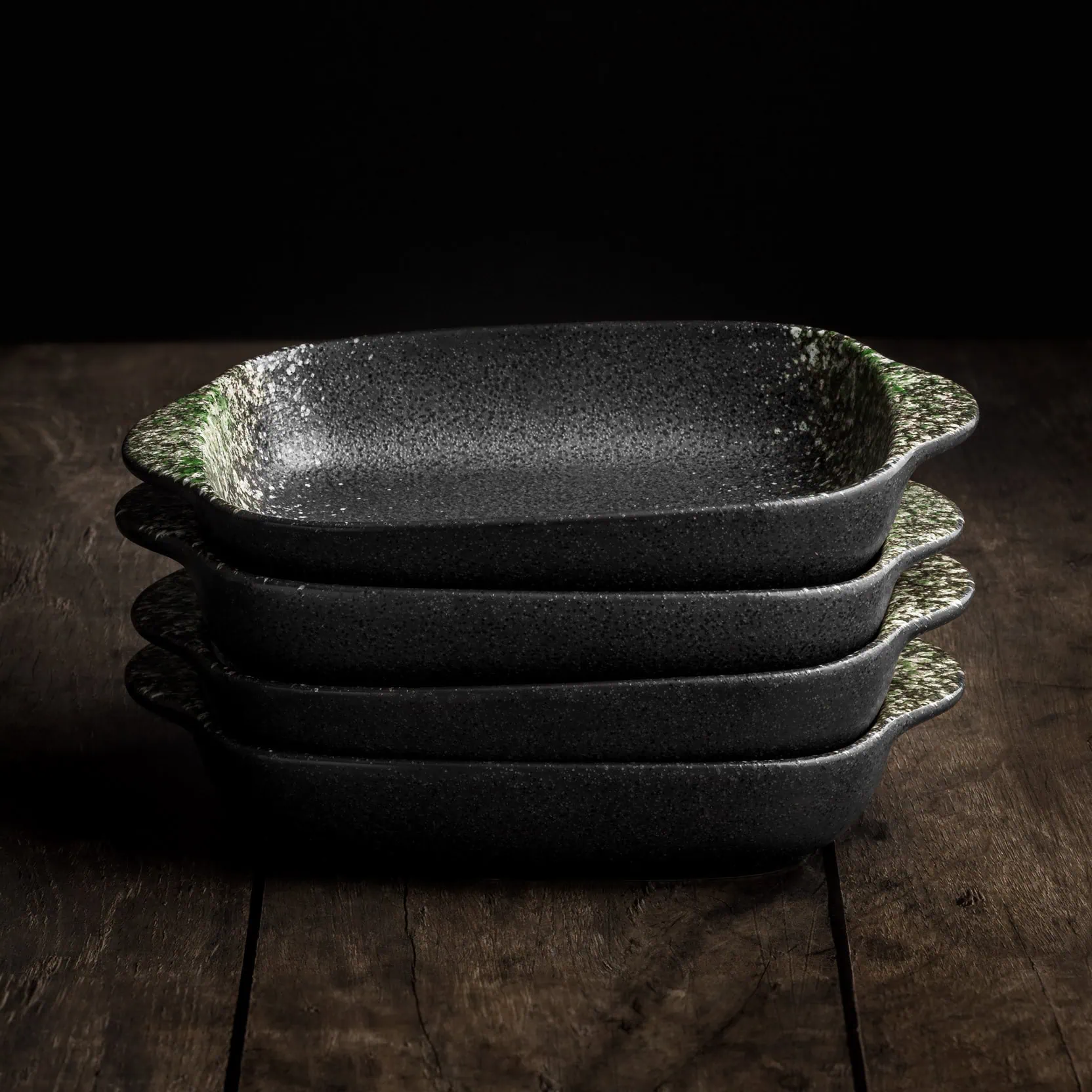 Ein Stapel mit vier kleinen Keramik-Auflaufformen aus der japanischen Geschirr-Serie Kuro Midori, spülmaschinen- und mikrowellengeeignet.