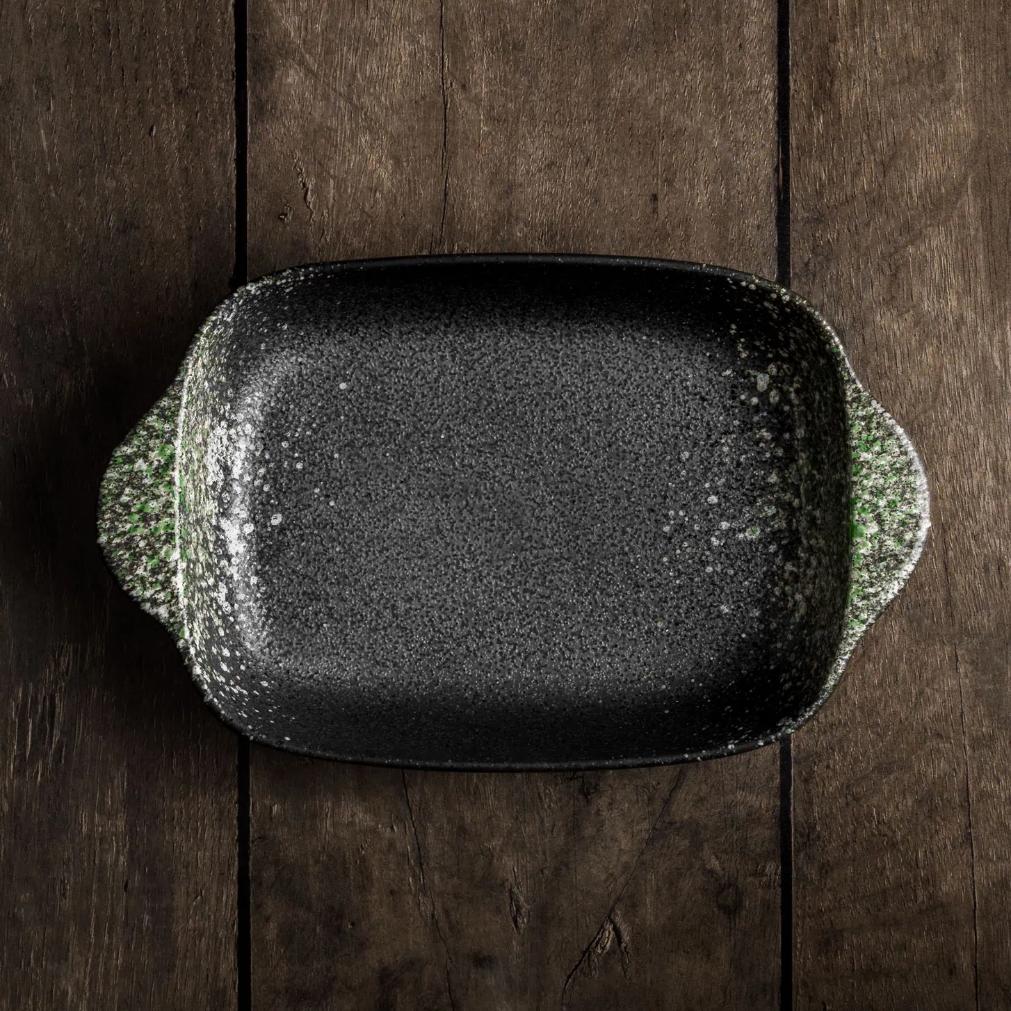 Eine kleine Auflaufform aus Keramik, rechteckig mit abgerundeten Ecken und zwei praktischen Grifffläche zum Herausnehmen aus dem Ofen.