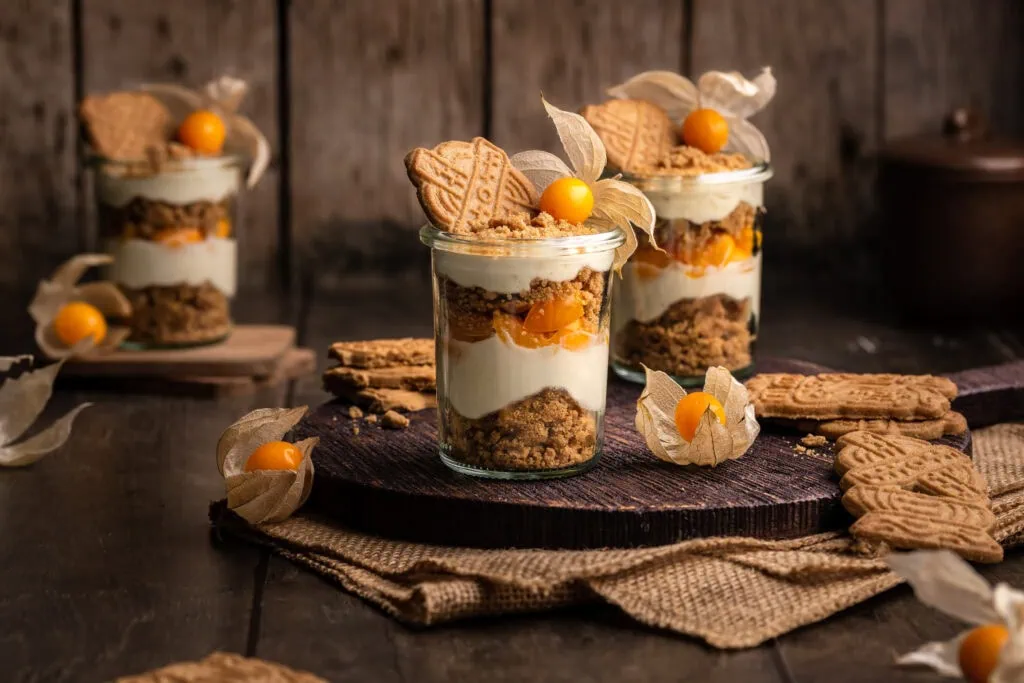 Mascarpone-Spekulatius-Dessert im Glas mit Physalis als schnelles und einfaches Weihnachtsdessert.