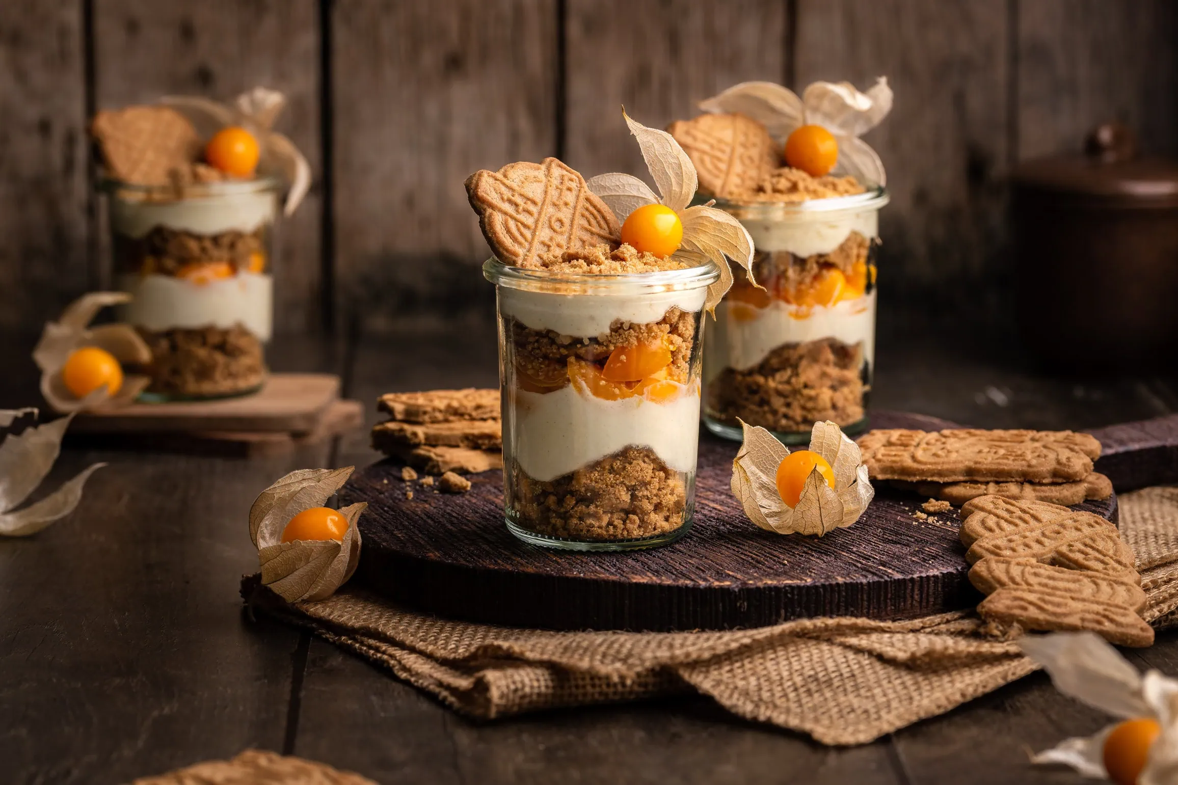 Mascarpone-Spekulatius-Dessert im Glas mit Physalis als schnelles und einfaches Weihnachtsdessert.