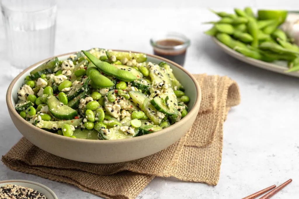 Ein asiatischer Gurken-Edamame-Salat mit Feta in einer Schüssel.