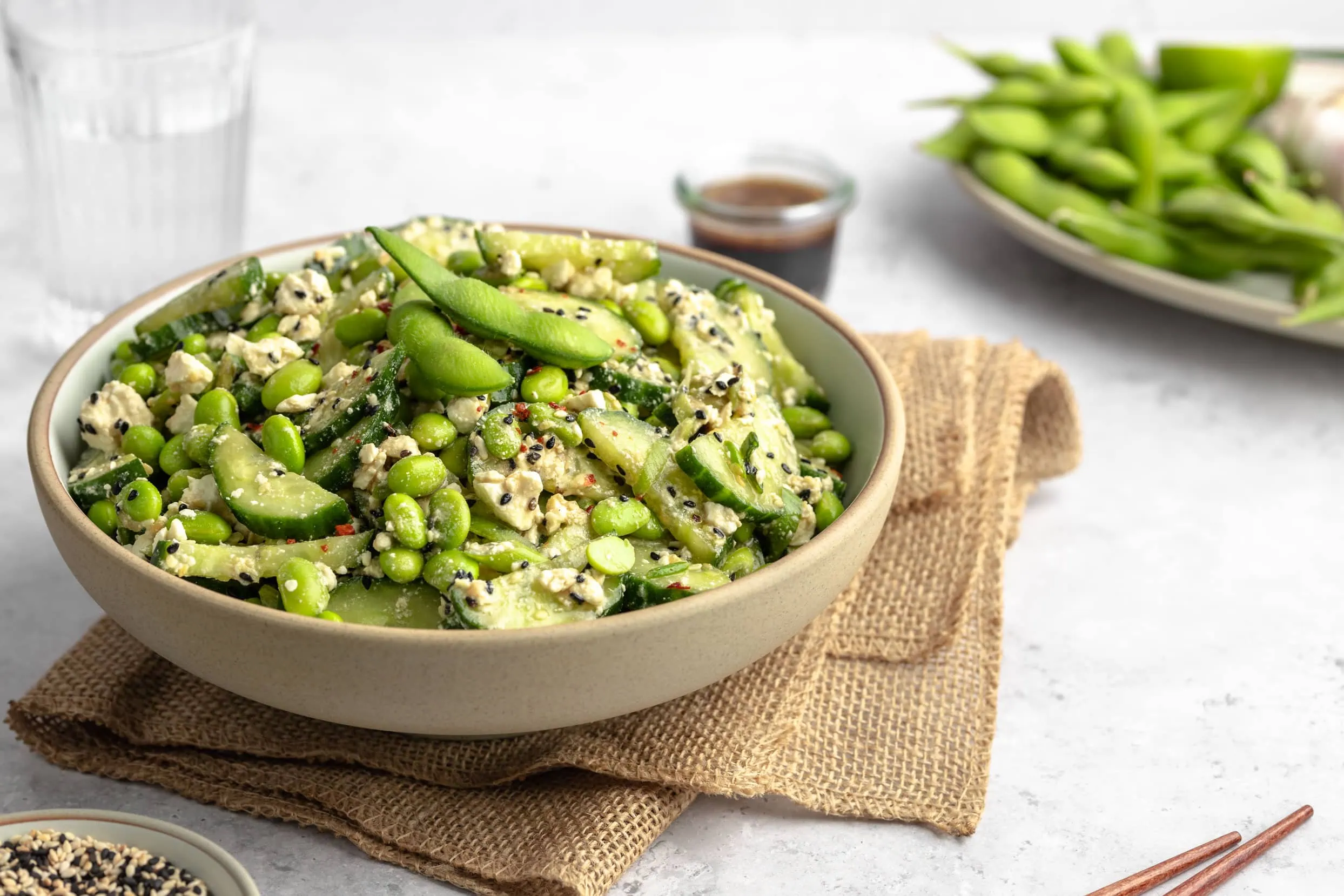 Ein asiatischer Gurken-Edamame-Salat mit Feta in einer Schüssel.