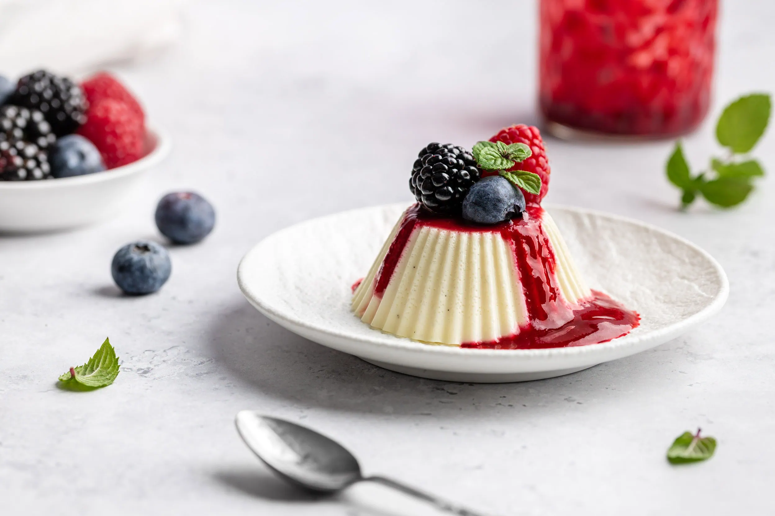 Eine mit Beeren garnierte vegetarische Panna Cotta ohne Gelatine mit Agar Agar.