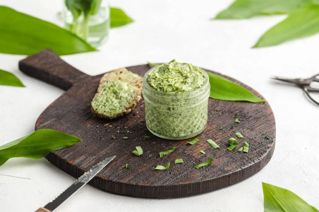 Ein Bild von der selbstgemachten Kräuterbutter mit Bärlauch aus dem Rezept.