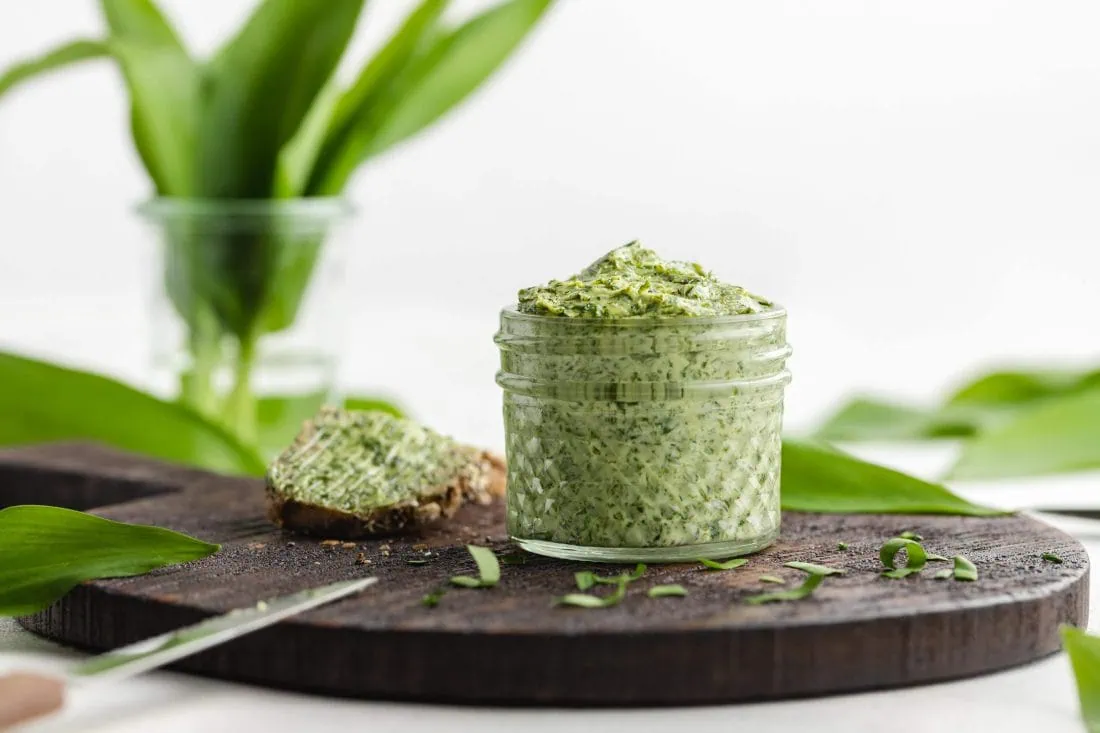 Würzige Bärlauchbutter mit frischm Bärlauch zum Grillen in einem Glas.