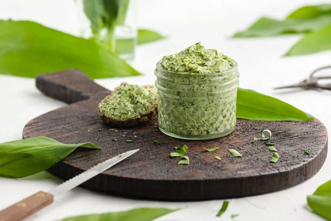 Eine selbstgemachte Bärlauchbutter aus frischem Bärlauch in einem Schraubglas.