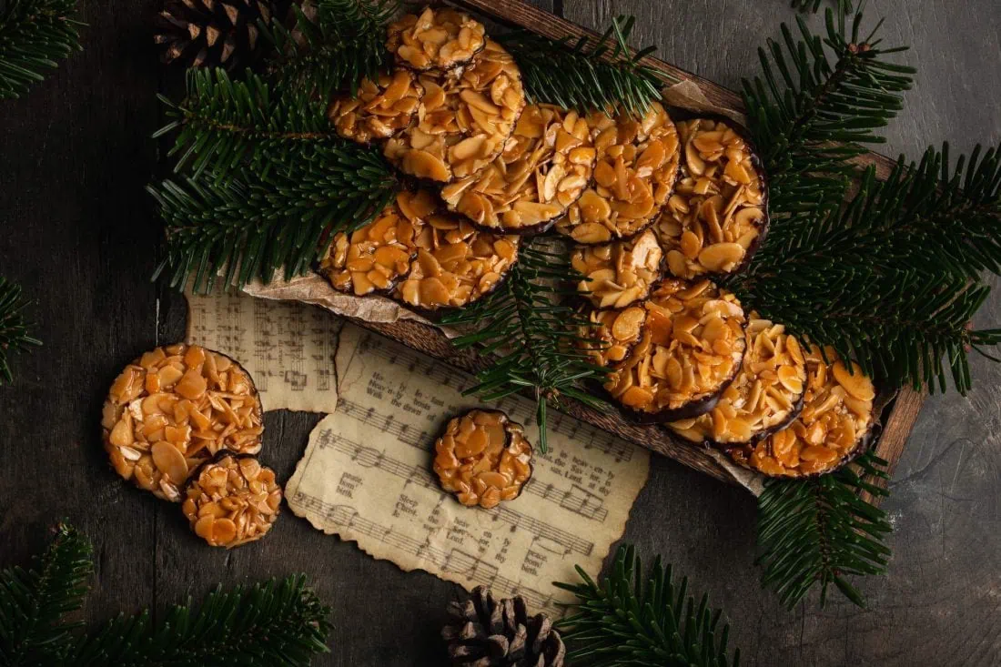 Florentiner Plätzchen aus karamellisierten Mandeln mit Schokolade überzogen in einer Holzschale.