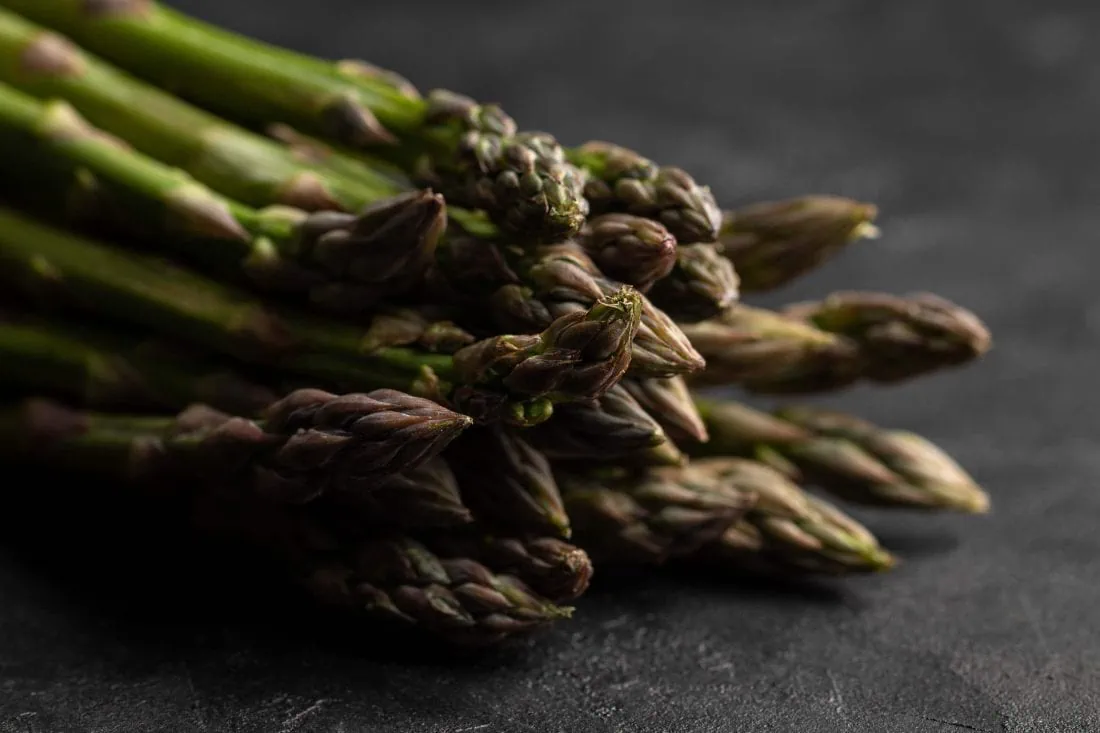 Ein Bund frischer grüner Spargel, die Hauptzutat für den grünen Spargel-Salat mit Erdbeeren und Avocado.