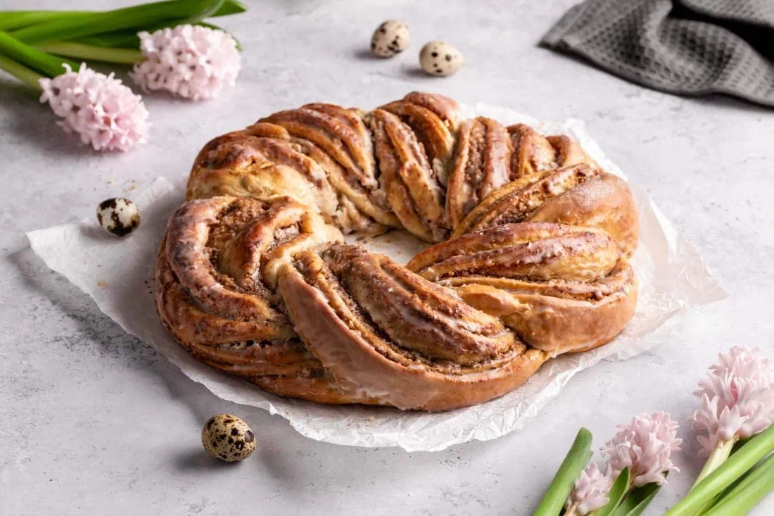 Ein leckerer Hefezopf mit Marzipan Nuss Füllung und Zuckerguss für Ostern.