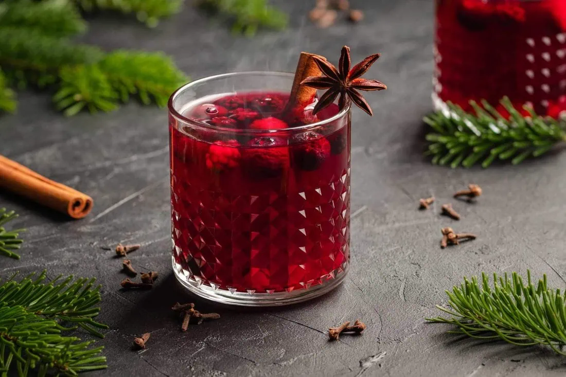 Lillet Hot Berry in Gläsern mit verschiedenen Beeren darin. Die Gläser sind garniert mit Sternanis und einer Zimtstange.