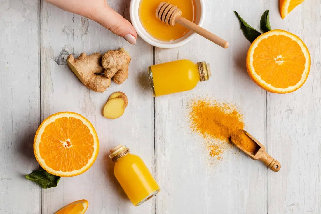 Alle Zutaten, Kurkuma, Orange, Ingwer und Honig für die Zubereitung des Ingwer-Orangen Shots.