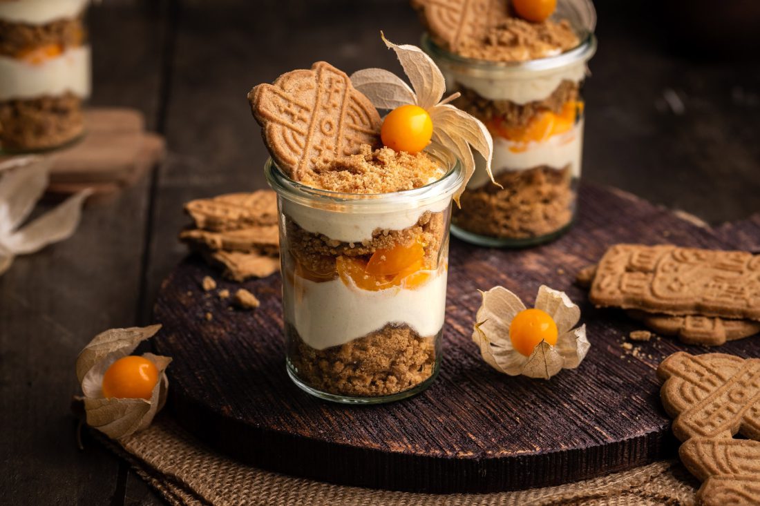 Ein leckeres Weihnachtsdessert im Glas mit Spekulatius, Mascarponecreme und frischen Physalis.