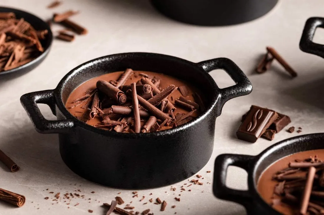Mousse au Chocolat, zubereitet ohne Ei, dekoriert mit gehackter Schokolade.