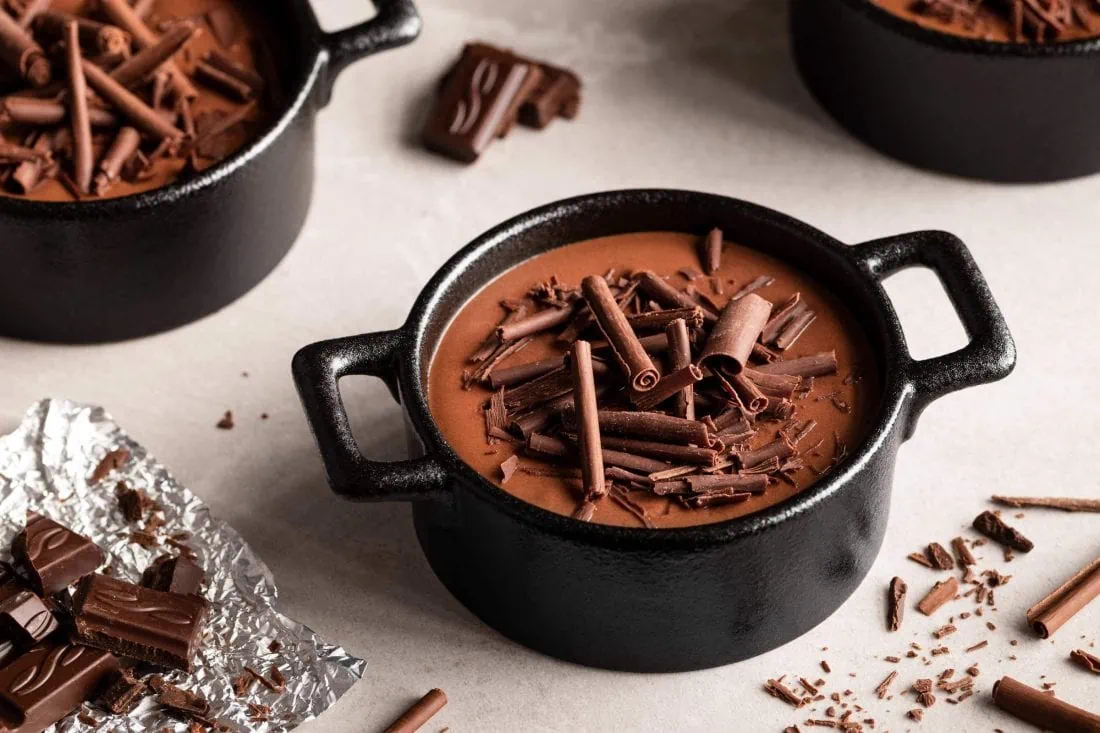 Mousse au Chocolat ohne Ei, aus nur zwei Zutaten in Dessertschälchen.