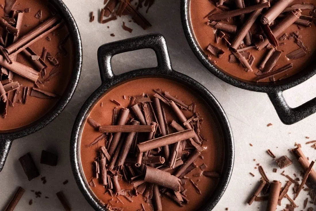 Mousse au Chocolat ohne Ei aus Sahne und Schokolade in schwarzen Schüsseln.